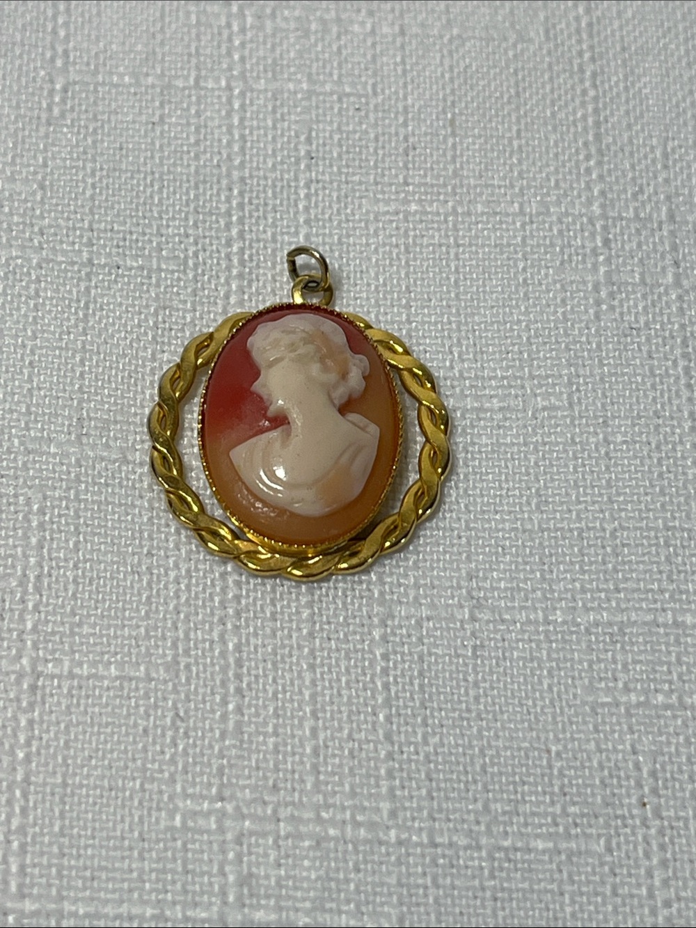 Vintage Gold-Tone Cameo Pendant Necklace Charm in Peach and Cream